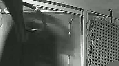 【家庭隐私真实泄密】水暖工偸偸在房主家浴室暗装针孔长时间记录两口子日常洗澡，喜欢鸳鸯浴，喜欢在浴室过夫妻生活 (10)