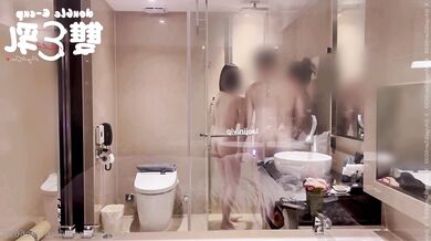 2025年9月最新换妻大神【爱玩夫妻】新约一对夫妻交换，双乳较量时刻，几个人挤在小浴室里，边洗边吻、边摸，搞到下面都湿了 (2)